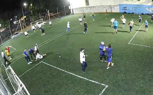 Durísima sanción a barras de Vélez que atacaron a policías que jugaban al fútbol