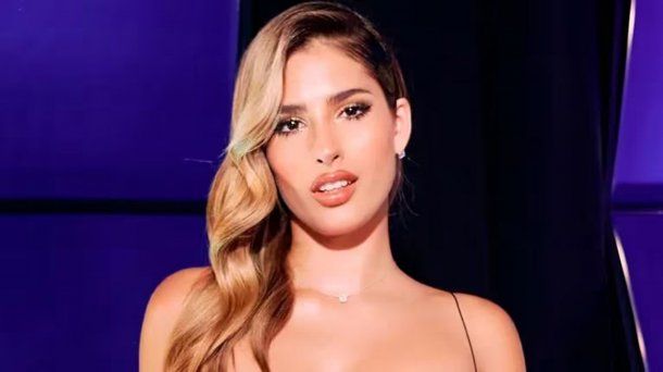 Julieta Poggio disfruta de las vacaciones con su microbikini bicolor