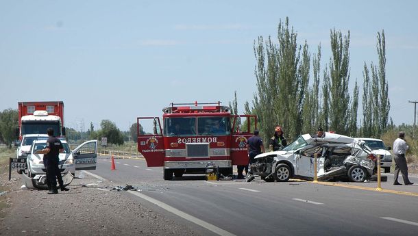 Muere un matrimonio y uno de sus hijos al chocar contra un camión en San Juan