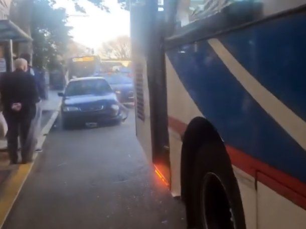 Fuerte choque entre un auto y un colectivo en Chacarita dejó dos heridos