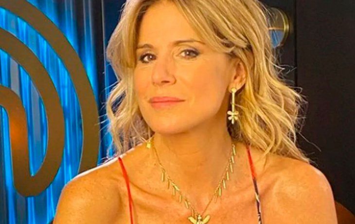 Flavia Palmiero disfruta del sol de Miami con una microbikini de arandelas