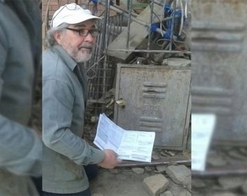 Se cansó del tarifazo y se encadenó: Es para evitar que nos roben