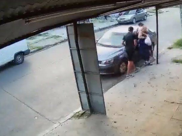 Violento robo en Laferrere: paró a comprar, la golpearon y le gatillaron dos veces