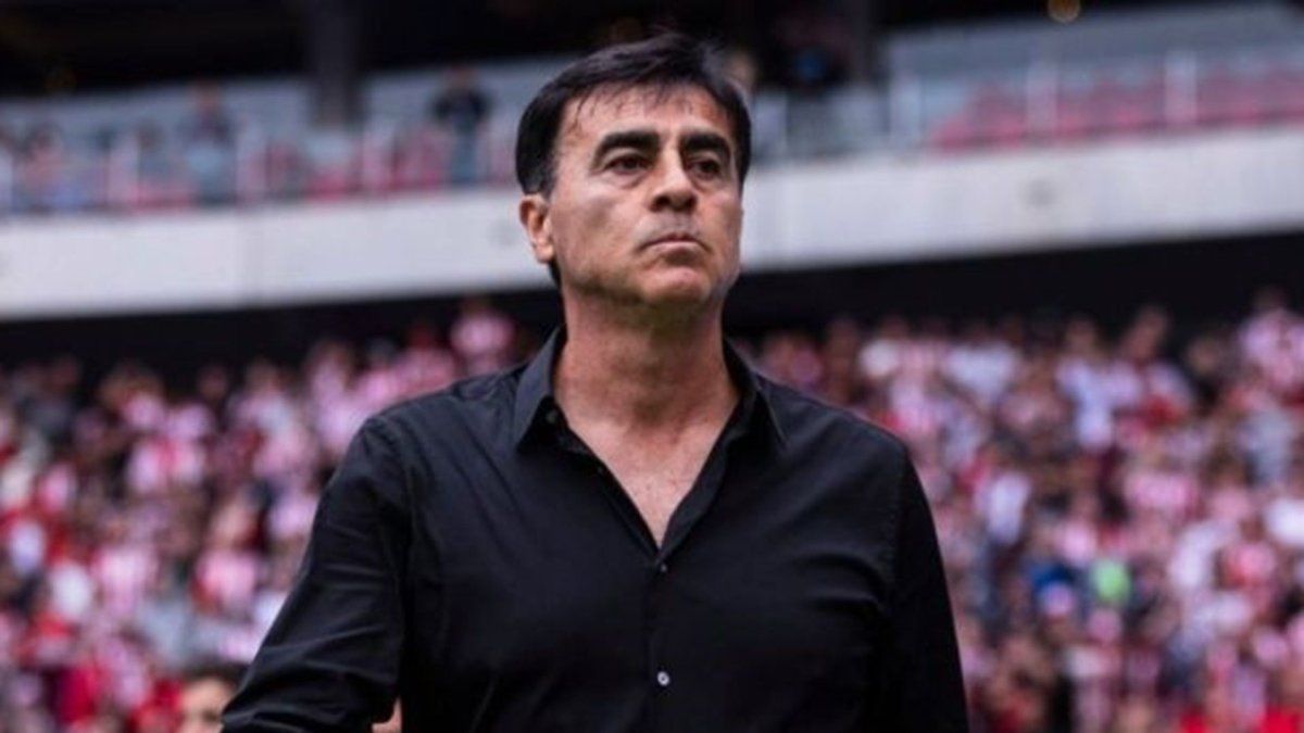 Por qué Gustavo Quinteros no dirige a Vélez para enfrentar a