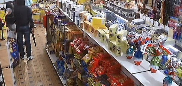 VIDEO: El impactante robo de cuatro ladrones armados que generó una pueblada