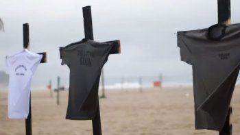armaron en una playa de rio un santuario por los policias caidos en el operativo contra el comando armaron en una playa de rio un santuario por los policias caidos en el operativo contra el comando