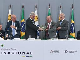 Uruguay y Brasil firmaron el acuerdo de binacionalidad del aeropuerto de Rivera. Uruguay y Brasil firmaron el acuerdo de binacionalidad del aeropuerto de Rivera.