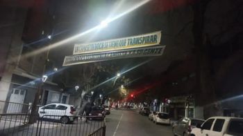 La bandera para los jugadores que apareció en el hotel: La camiseta de Boca se tiene que transpirar