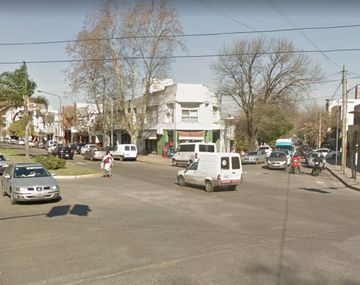 Hacía piruetas con su moto y se mató al chocar contra un auto estacionado