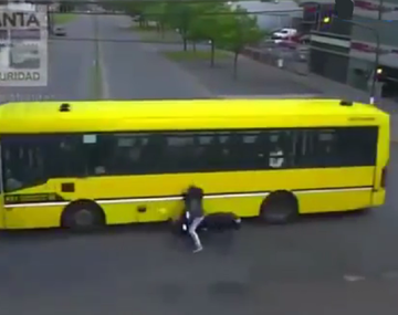 VIDEO: motociclista impactó contra un colectivo y está grave