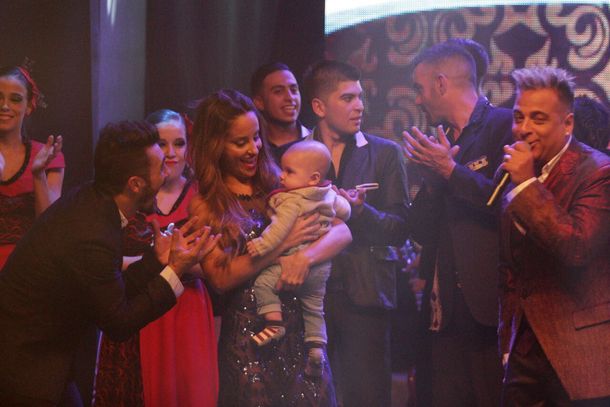 Lourdes junto a Valentín y el resto del elenco