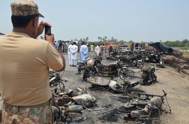 Al menos 120 muertos por la explosión de un camión cisterna en Pakistán