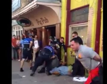 Estaba esposado pero no fue impedimento para escapar de la policía