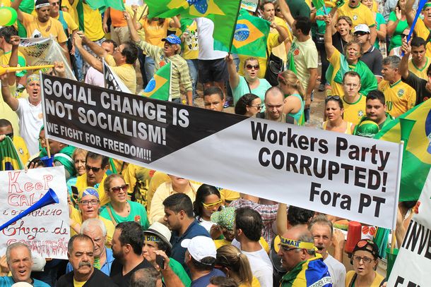 Miles de brasileños protestaron contra Rousseff en Río de Janeiro
