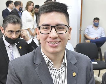 Ordenaron secuestrarle el celular al concejal libertario denunciado por extorsión sexual