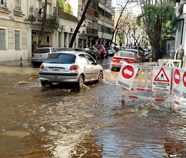 Belgrano bajo el agua: se rompió un caño y los vecinos no pueden salir de sus casas