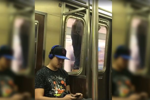 ¿Qué hace? Estupor ante un usuario que viaja colgado de la puerta del subte