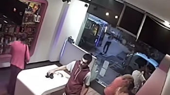 Robó dos parlantes en segundos en Mar del Plata Robó dos parlantes en segundos en Mar del Plata