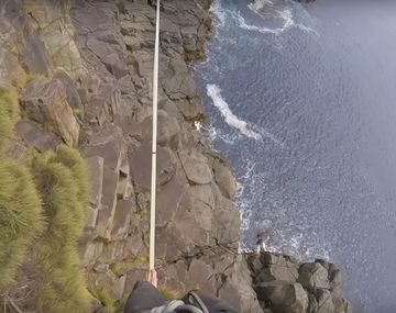 Ryan Paul Robinson haciendo equilibrio sobre la Torre Moai, en Australia