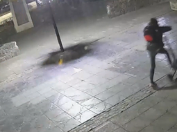 Forzó la reja de un comercio, robó y escapó en monopatín