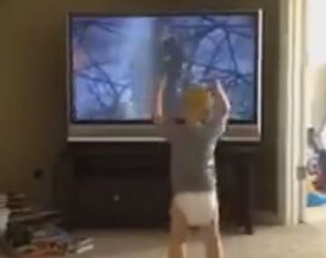 VIDEO: Un bebé se para frente a la tele y copia el entrenamiento de Rocky