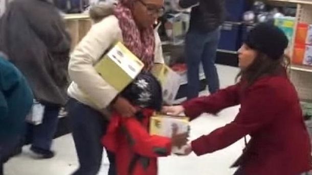 VIDEO: Le saca un producto a un chico durante el Black Friday