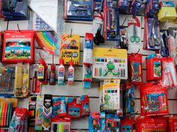 El Gobierno negocia una canasta de útiles escolares a precios populares