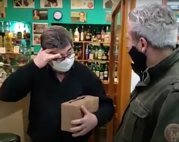 Iba a cerrar el bar pero lo salvaron con una colecta