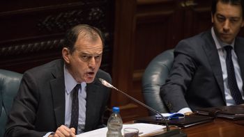 El senador Guido Manini Ríos reconoció que apenas se habla con el presidente Luis Lacalle Pou tras la renuncia de su esposa como ministra de Vivienda. El senador Guido Manini Ríos reconoció que apenas se habla con el presidente Luis Lacalle Pou tras la renuncia de su esposa como ministra de Vivienda.