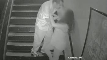 Una mujer es atacada por un hombre en una escalera Una mujer es atacada por un hombre en una escalera