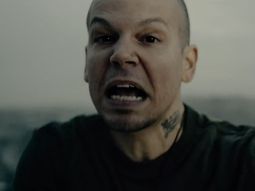 Calle 13 presentó el video del tema que compuso con Assange