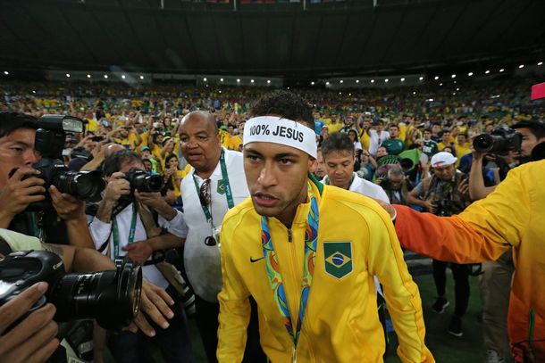 Polémica: ¿Neymar rompió los códigos olímpicos en el festejo del título?