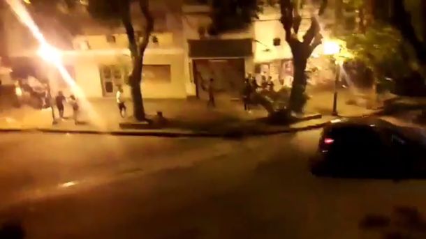 Descontrol en una fiesta clandestina en La Plata: 800 jóvenes se enfrentaron a la policía