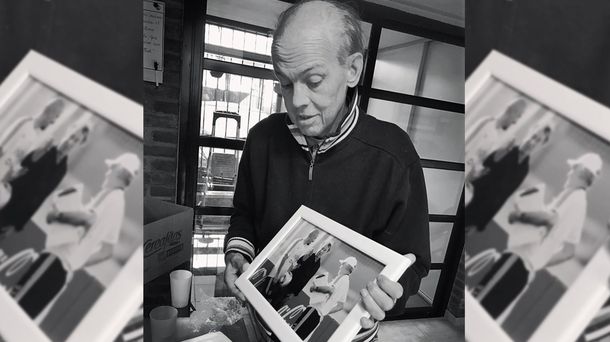 El DT recibiendo el regalo de su hijo