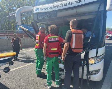 Retiro: dos choferes resultaron heridos al chocar su micro