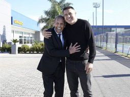 Ruso y Riquelme, por ahora abrazados.