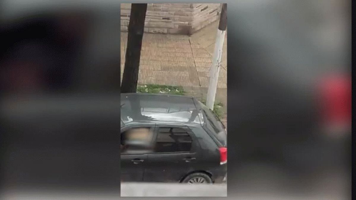 Filmaron a un depravado mientras se masturbaba frente a un colegio