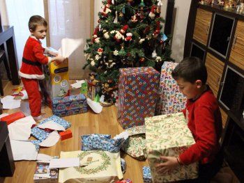Qué hacer si Papá Noel se equivoca y la caja de los juguetes ya está abierta