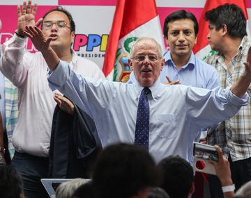 Un liberal se posiciona para ir a segunda vuelta con la hija de Fujimori