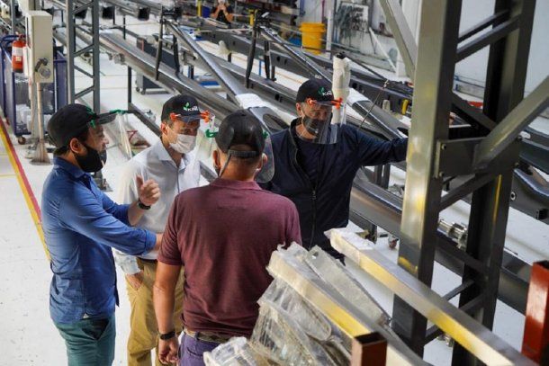 El intendente de Vicente López, Jorge Macri, de recorrida por la localidad de Campana. 