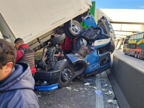 Brutal choque entre dos camiones en el Paseo del Bajo: un conductor quedó atrapado