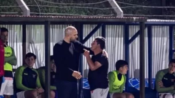 Escándalo en Uruguay: un hincha borracho invadió la cancha y saludó al DT rival