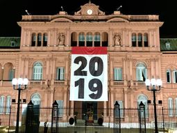 Colgaron una bandera que dice 2019 en la Casa Rosada