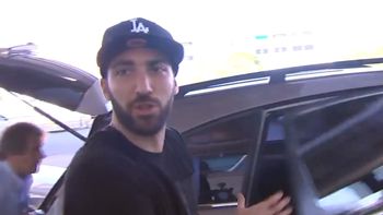 Higuaín y su cara de pocos amigos al llegar a Ezeiza Higuaín y su cara de pocos amigos al llegar a Ezeiza