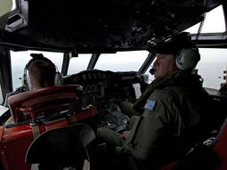 australia reanudo la busqueda en la zona donde habria restos del avion malasio desaparecido