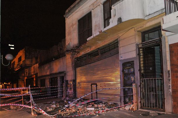 Susto en Pompeya por el derrumbe del balcón de un viejo edificio