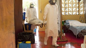 al menos 20 pacientes con ebola escaparon de un centro de aislamiento en liberia al menos 20 pacientes con ebola escaparon de un centro de aislamiento en liberia