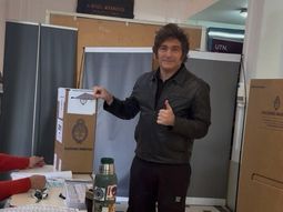 voto javier milei y no quiso hablar con la prensa: el presidente no se acerco a los periodistas voto javier milei y no quiso hablar con la prensa: el presidente no se acerco a los periodistas