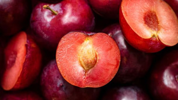 Las ciruelas son una de las frutas que mayor beneficios le aportar al cuerpo humano. Las ciruelas son una de las frutas que mayor beneficios le aportar al cuerpo humano.