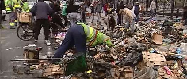 Triste espectáculo frente al Congreso: cartoneros se llevan la comida del camión incendiado